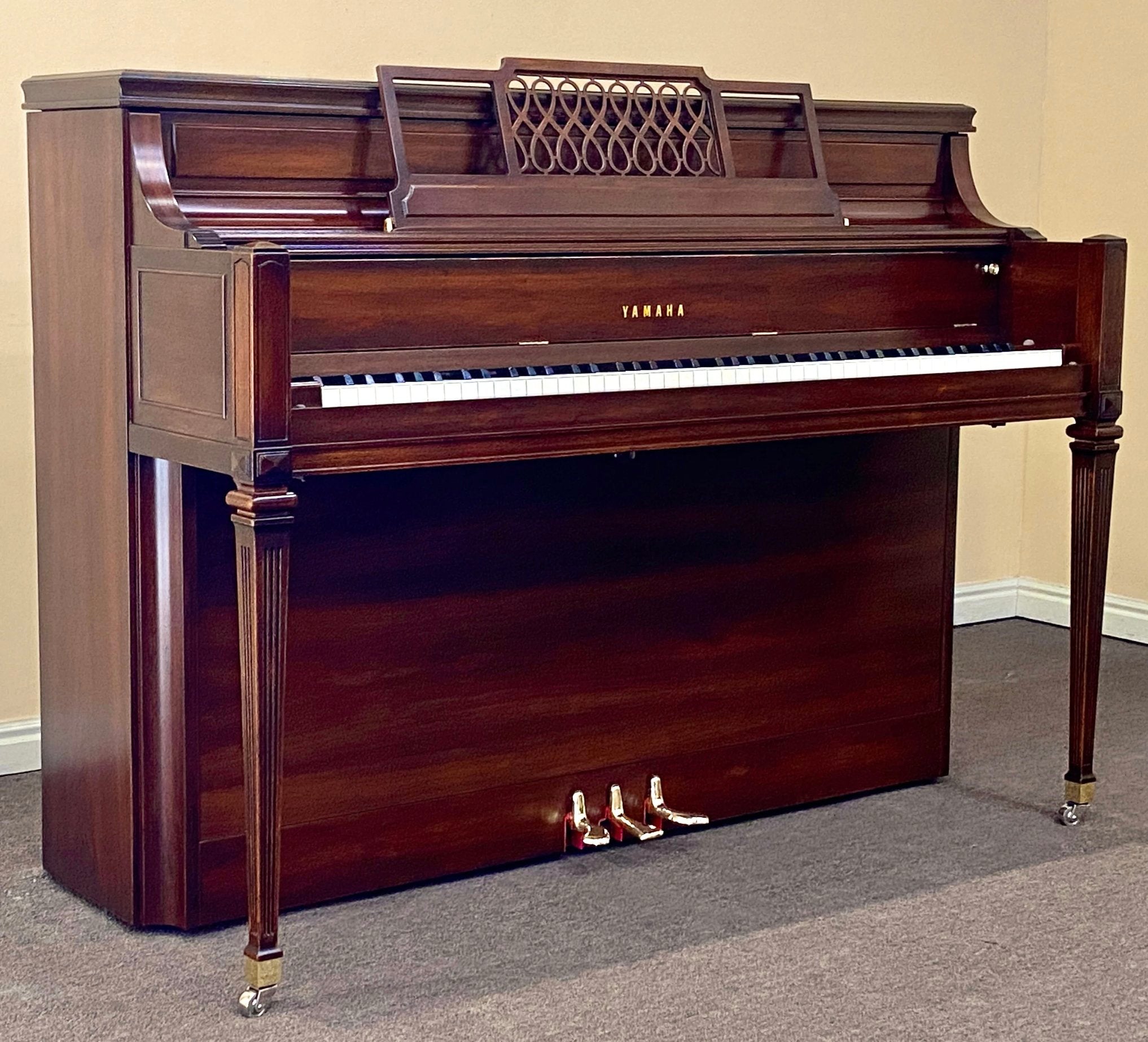 Parduodami Yamaha pianinai – Brigham LarsonParduodami Yamaha pianinai – Brigham Larson  