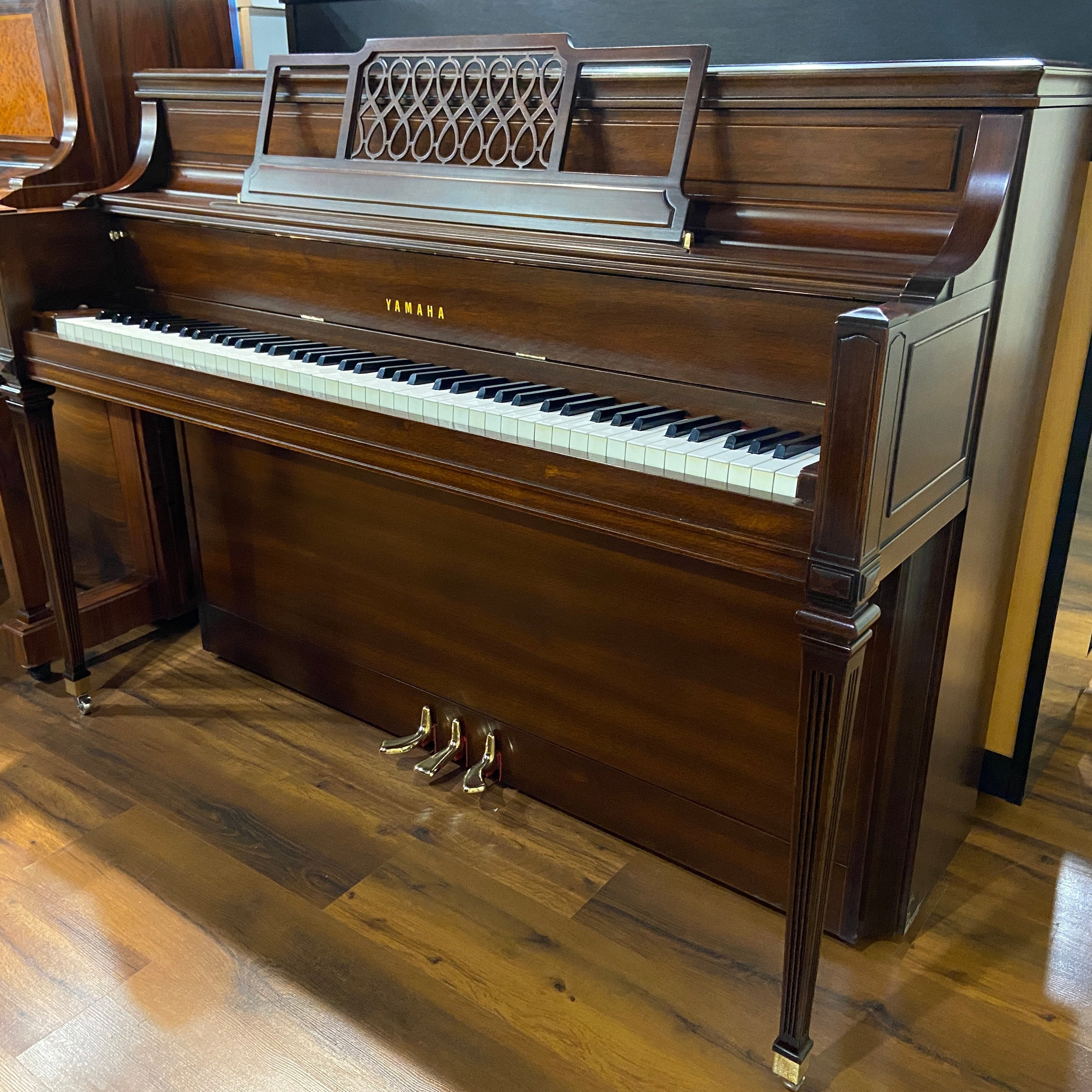 Parduodami Yamaha pianinai – Brigham LarsonParduodami Yamaha pianinai – Brigham Larson  