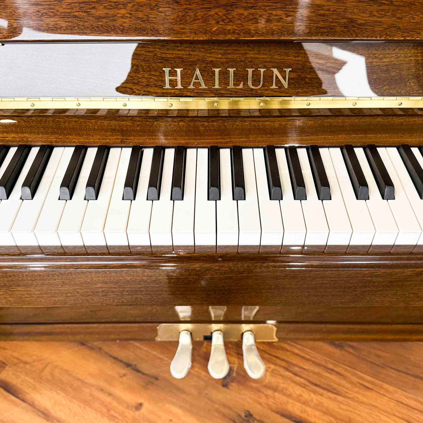 Hailun 121 48" Polished Walnut Upright Piano with French Leg