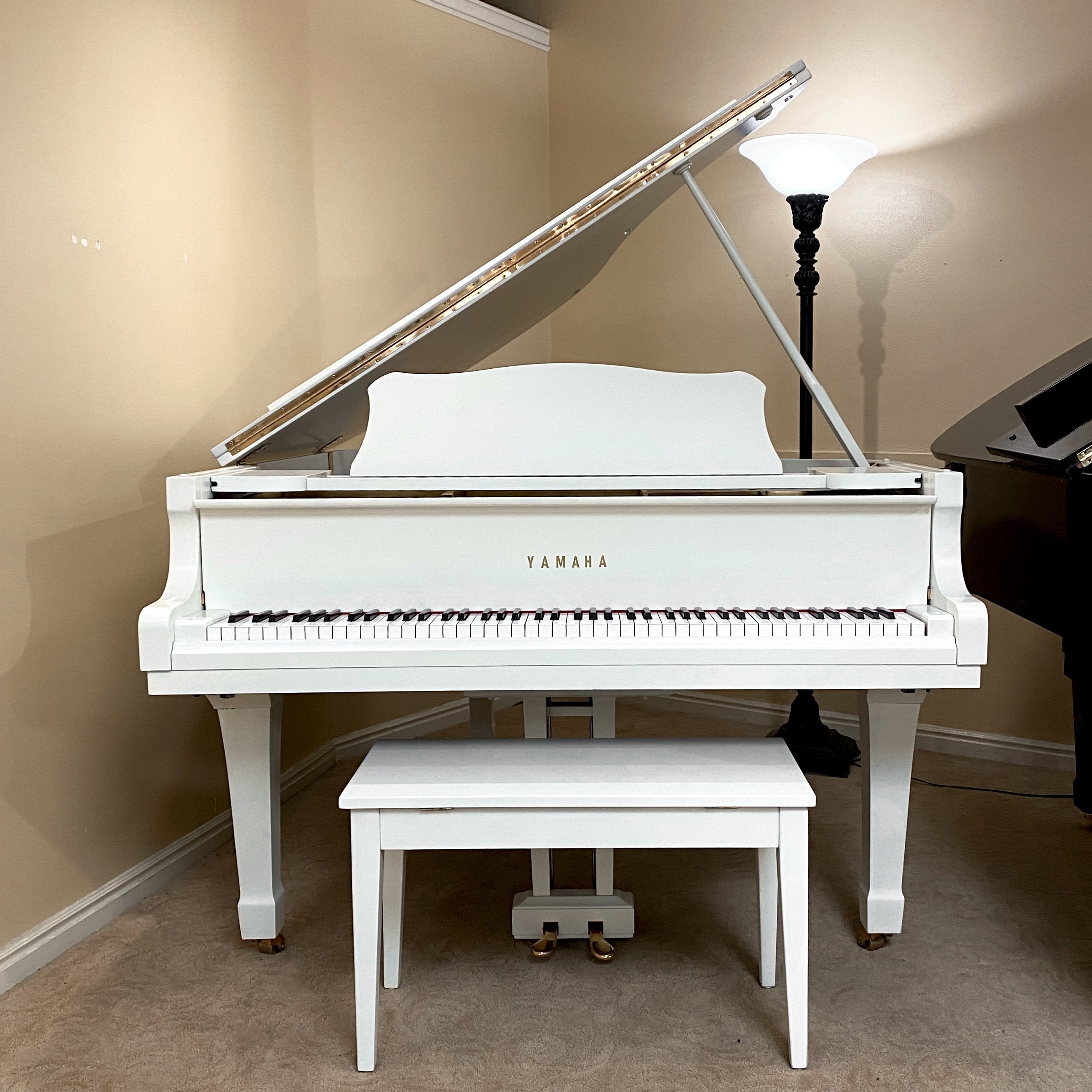 Parduodami Yamaha pianinai – Brigham LarsonParduodami Yamaha pianinai – Brigham Larson  